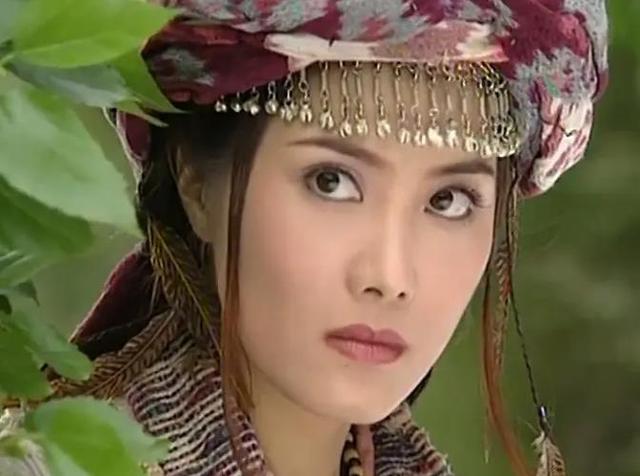 武打女星杨丽菁直播多次脸崩,僵硬像假人,情史丰富52岁却仍单身