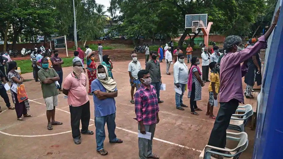 西达尔特·考沙尔|20名印度人把酒精消毒剂当酒喝，两天之内死掉10个人