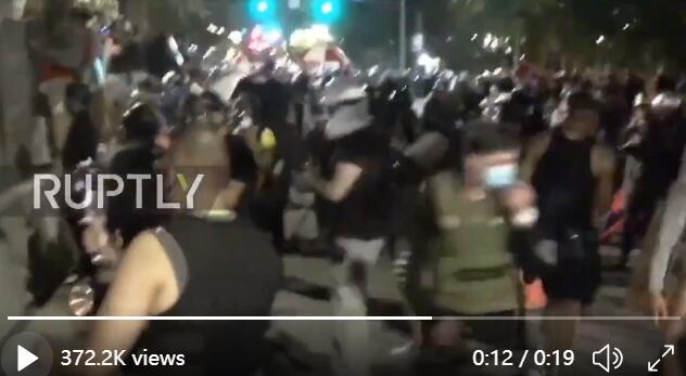 美国俄勒冈州|波特兰示威者向法院扔炸弹面临最多20年监禁，因奶奶送的背心暴露身份