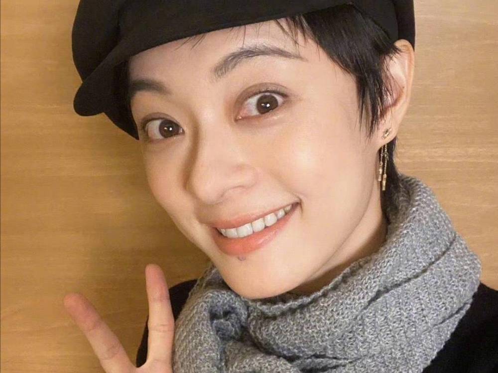 孙俪分享练舞日常头发已能全部扎起疑似等等小花也来一同练习