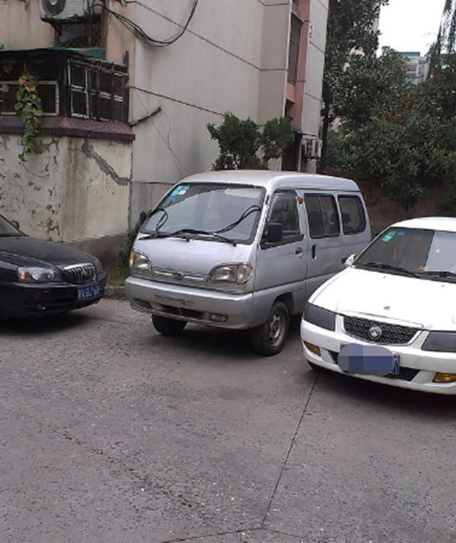 車位被霸佔十來天暴躁業主花3千買輛破面包車網友解氣