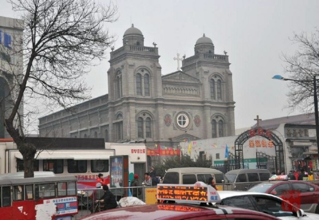 保定市中心有座天主堂,建于清朝末年,气势恢宏高大庄严