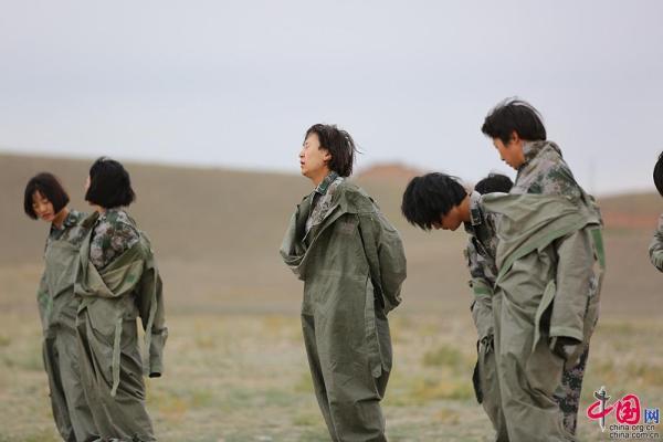 天山脚下的女防化兵【图】
