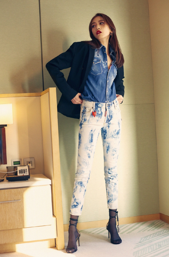 《庆余年》女帝是第一个牛仔裤内搭"透光袜"的,这腿长得要命