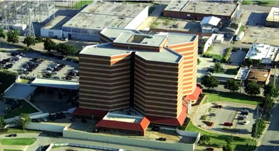 淇勫厠鎷夎嵎椹幙|美国囚犯将床单连在一起做绳子，从12楼牢房爬下来越狱成功