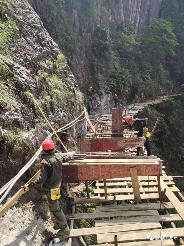 虹桥人又有好玩的地方通往雁荡乌岩尖的悬崖栈道玻璃栈道要来啦