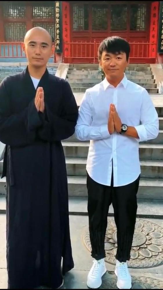 王宝强|王宝强懒理结婚传闻现身，低调穿搭朴素接地气，身材消瘦难掩沧桑