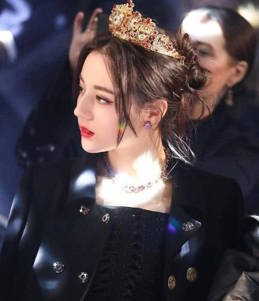 同样是戴上皇冠,ab美丽,热巴冷艳,郑爽没眼看?