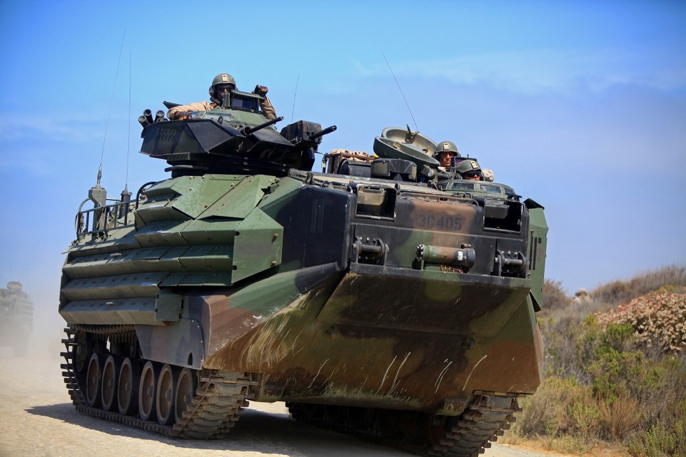 烧完三艘航母又出丑了!美军1人死亡8人失踪,装甲车出了这种事