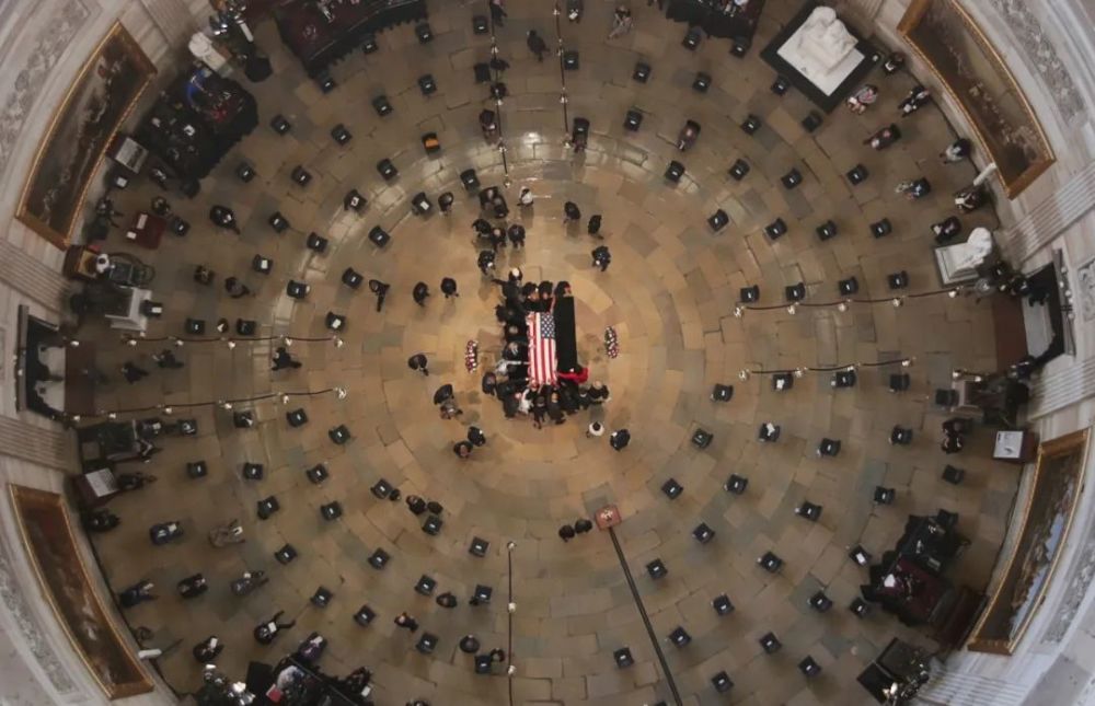 特朗普|三位前美国总统齐聚葬礼，特朗普坚决不出席，怎么还被表扬了？