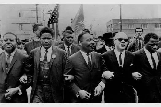 特朗普|三位前美国总统齐聚葬礼，特朗普坚决不出席，怎么还被表扬了？