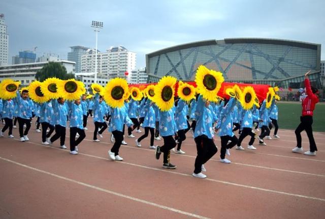 大學運動會創意開幕式,遭到小學生嘲笑: