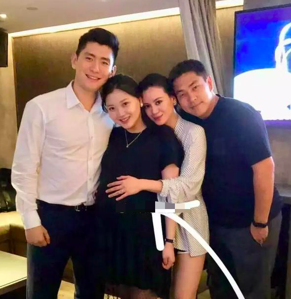 李嘉颖昔日待产仍出门玩，林恬儿带何正德陪伴，刘根森寸步不离