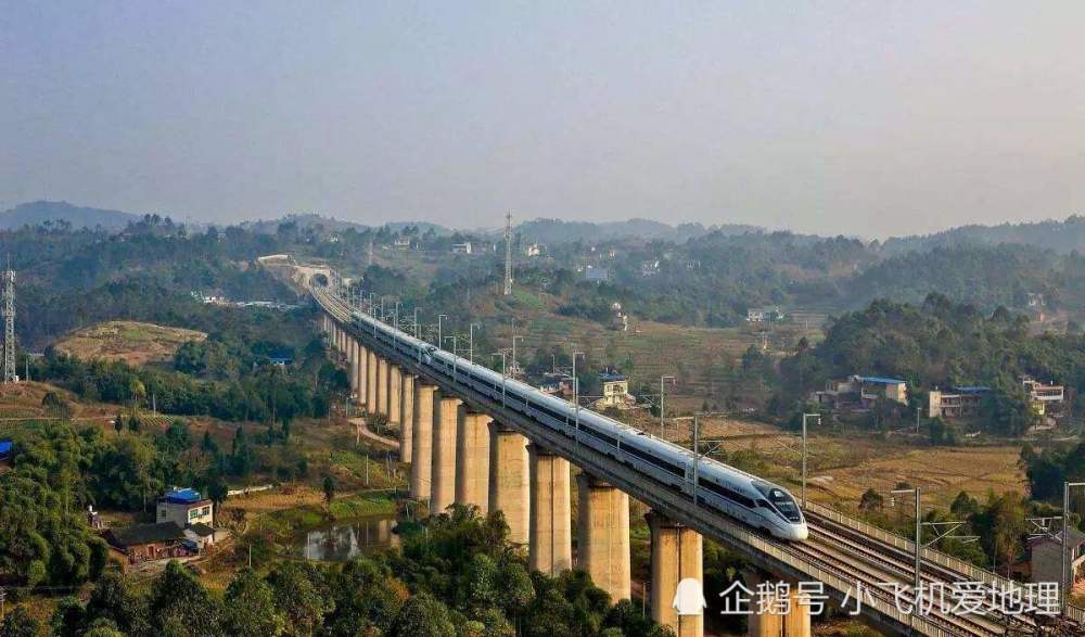 高铁线路隆昌市境内工业发达,建有工业园区,园区建在高速公路互通周边