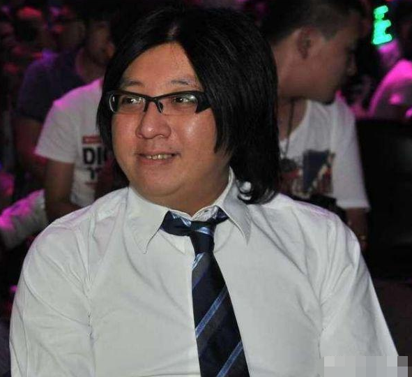 袁惟仁|袁惟仁脑溢血后近况曝光：头发灰白长胖了，意识清醒仍坐轮椅复健