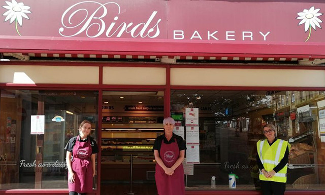 英国_社会|工作44年的英国老员工被无情辞退，只因为她卖面包时收取了现金