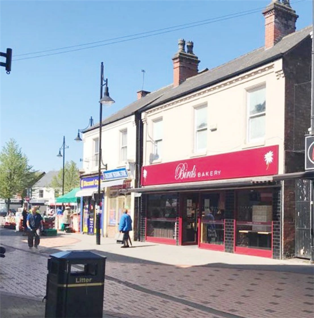 英国_社会|工作44年的英国老员工被无情辞退，只因为她卖面包时收取了现金