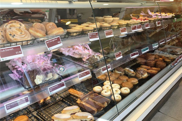 英国_社会|工作44年的英国老员工被无情辞退，只因为她卖面包时收取了现金