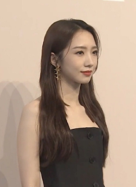 孟美岐行程未修图火了,在路人镜头下的括号腰,确定有105斤?