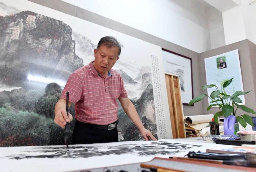 康强|云浮退役军人画家康强：军画半生 退伍从艺