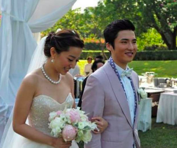 蔡加赞昔日带娃跑步汪圆圆背腰包陪伴三子女和父母关系融洽