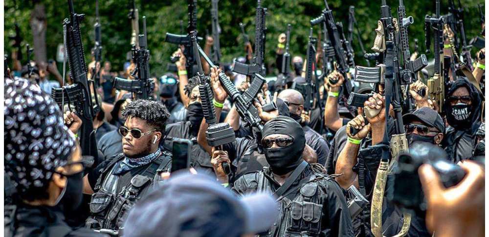 美国街头黑白民兵武装对峙其历史甚至超越美国