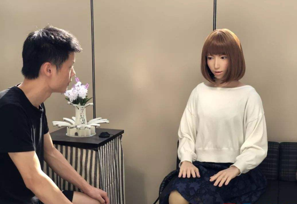 "女性机器人"是假的,为啥却这么受男用户的欢迎?