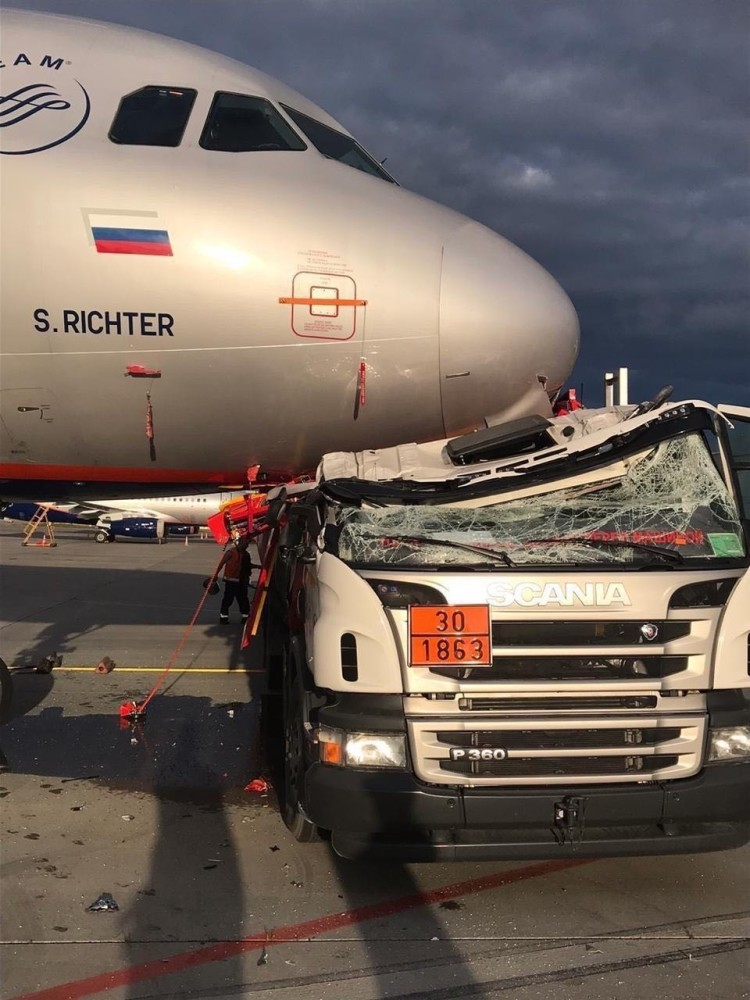 谢列梅捷沃机场|俄罗斯谢列梅捷沃机场一加油车与飞机相撞