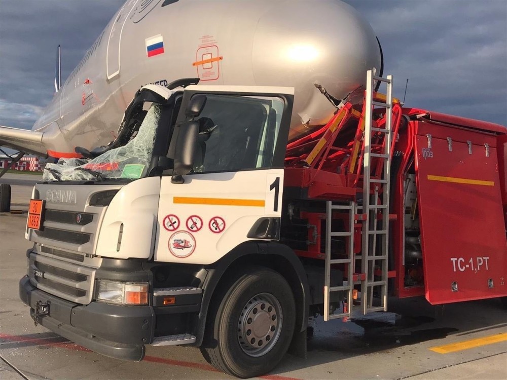 谢列梅捷沃机场|俄罗斯谢列梅捷沃机场一加油车与飞机相撞