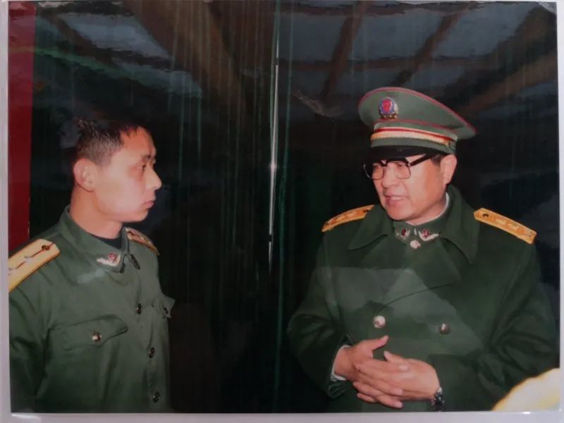 2003年在九江长江大桥执勤一线受到来赣视察的武警部队司令员吴双战的