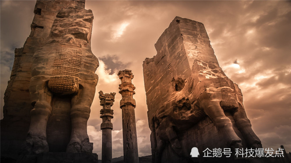 摄氏度|沙漠都被晒裂了，全球最热的地方，温度高达70摄氏度！