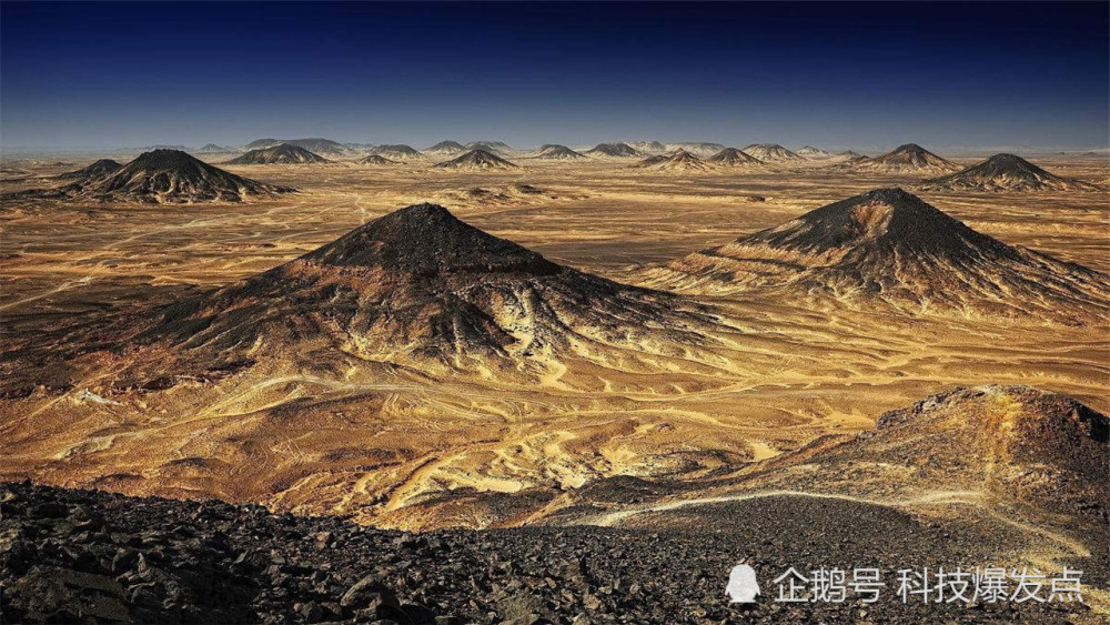 摄氏度|沙漠都被晒裂了，全球最热的地方，温度高达70摄氏度！