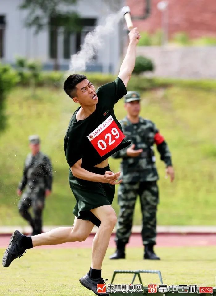 今天他们注定是焦点看玉林武警秀肌肉现场超燃