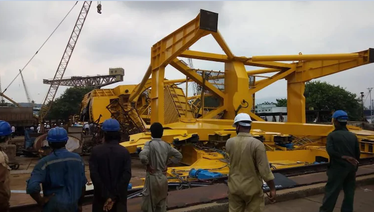 起重机|印度某造船厂一大型起重机垮塌 致10人死亡