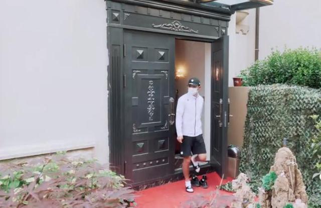 张继科家别墅接地气拿院子养鸡种菜家里放球桌跟住农村一样