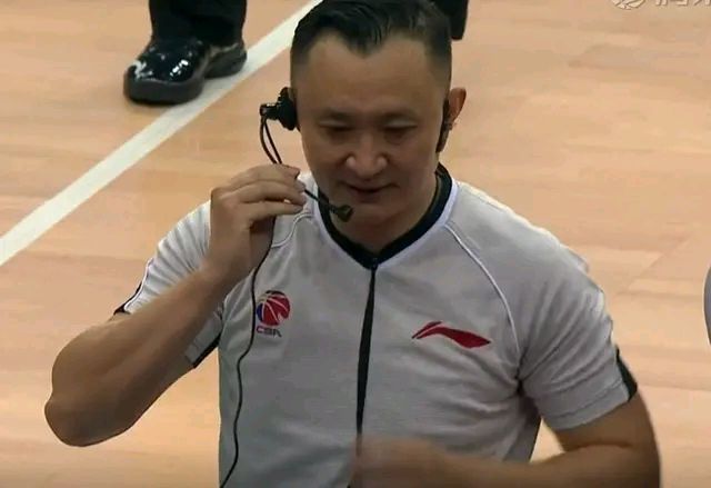 两级反转裁判闫军再现神奇操作这一次周琦也忍不住了