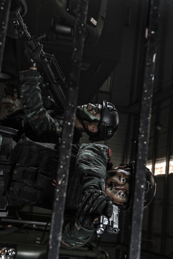 和军迷军粉送给所有中国军人作为节日礼物认真制作成壁纸的精彩照片