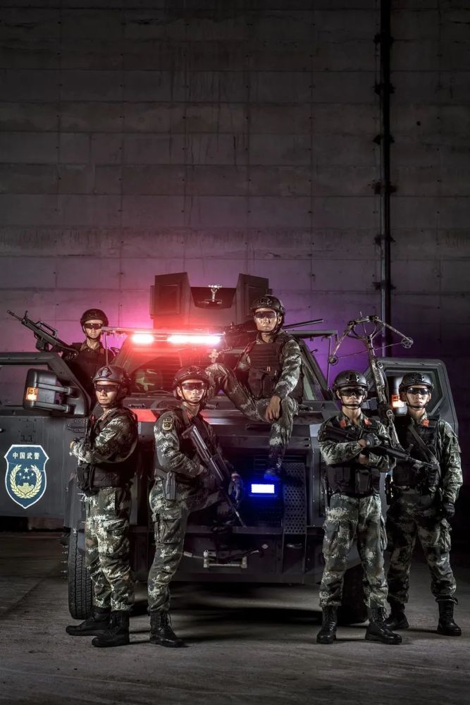 反映武警部队官兵战斗生活 的精彩照片 认真制作成壁纸 作为节日礼物