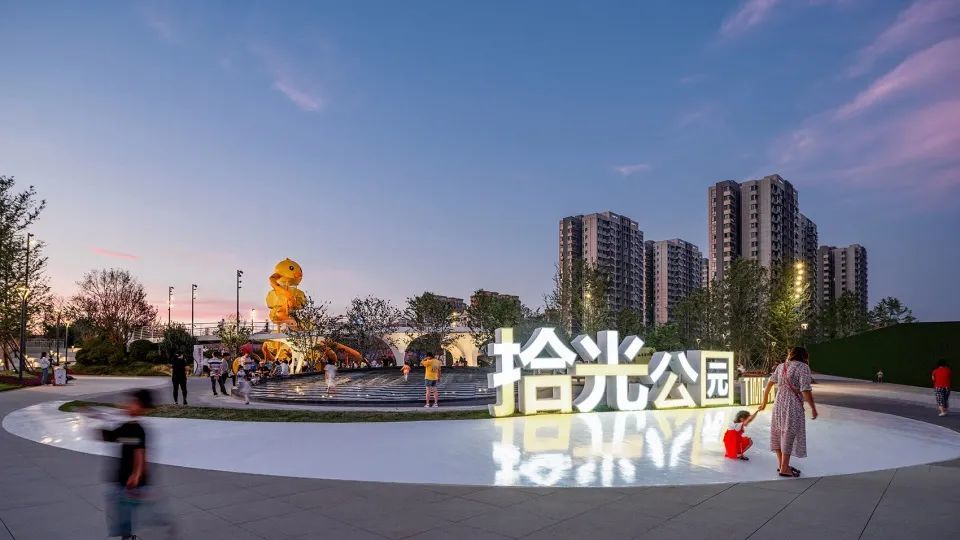 万科城的中心公共空间作为一个落地青岛的百万方大盘zap青岛海岸万科