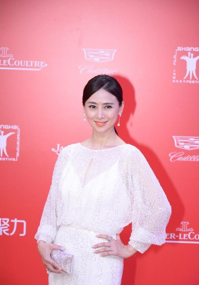 翁虹气质好优雅,白色亮片裙温柔大气,过50岁气质还这么甜