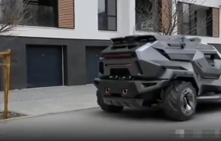 改装|北京街头出现一辆越野车，外观酷似坦克，车主直言改装花了100万