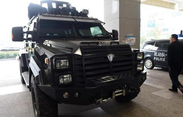 改装|北京街头出现一辆越野车，外观酷似坦克，车主直言改装花了100万