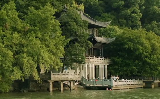 鹳山下的龟川阁,绿树环绕,江风徐徐.是夏日游玩的好去处.