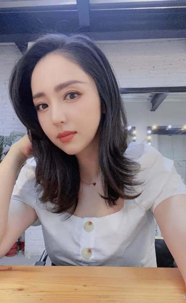 董璇和小11岁男友甜蜜同行,二人疑似同居,高云翔终成为了过去式