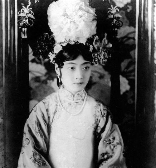 婉容|他是婉容的“情人”，靠溥仪给的400大洋，在北京意外成了大富豪