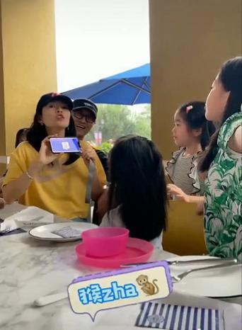 章子怡一家出游玩游戏,被汪峰甜蜜喂食,醒醒和姐姐待遇大不同