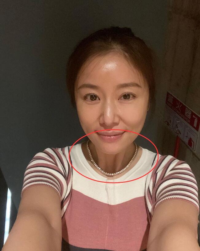 林心如|超壕！44岁林心如戴全满钻项链晒自拍，调侃学不来嫩妹拍照姿势