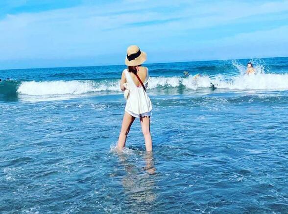 林心如|超壕！44岁林心如戴全满钻项链晒自拍，调侃学不来嫩妹拍照姿势