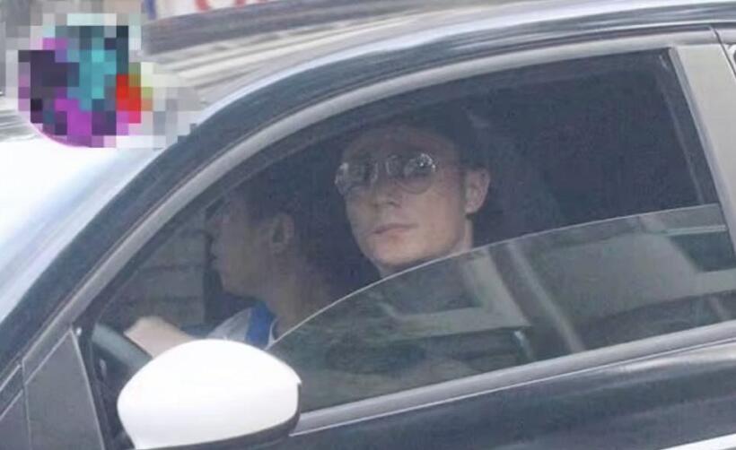 林心如|超壕！44岁林心如戴全满钻项链晒自拍，调侃学不来嫩妹拍照姿势