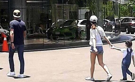 林心如|超壕！44岁林心如戴全满钻项链晒自拍，调侃学不来嫩妹拍照姿势